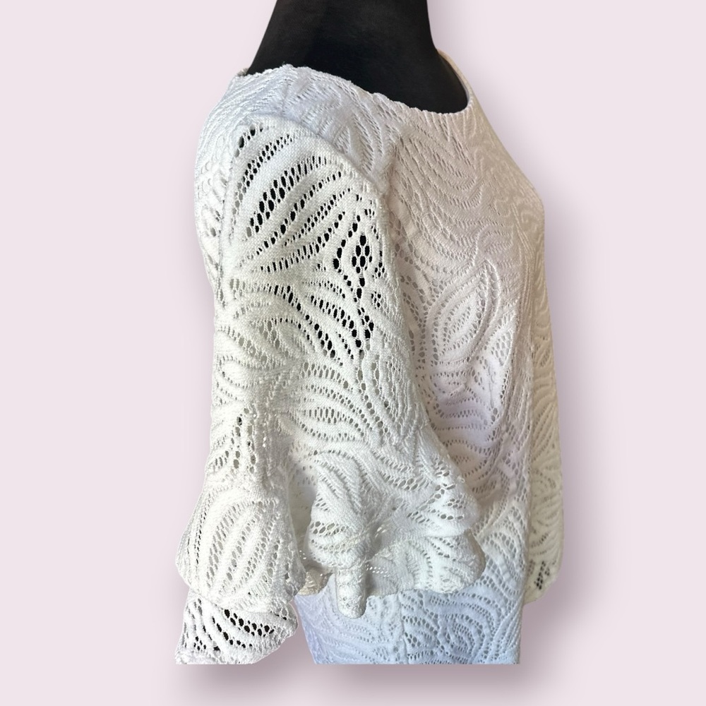 Lilly Pulitzer Lula Top – Size M
Style: Sea Swirling Lace in Resort White - Picture 5 of 11